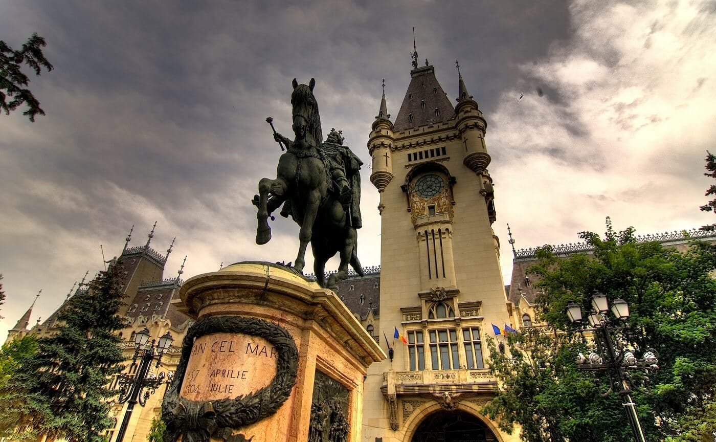 Palatul-Culturii-cu-statuia-lui-Ștefan-cel-Mare-în-prim-plan